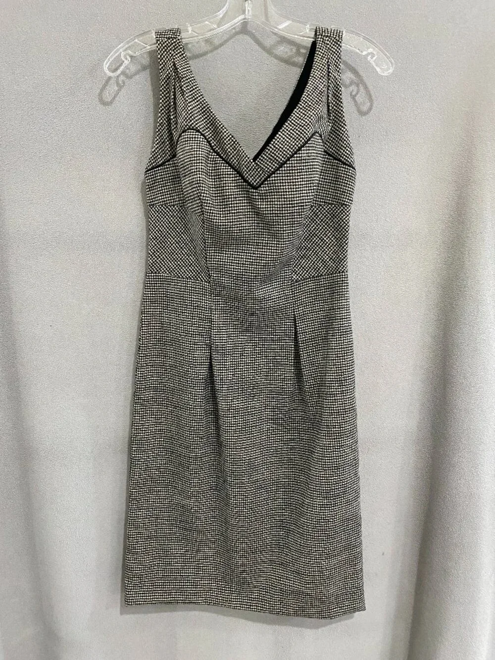 Diane von Furstenberg Houndstooth Wool Sheath Dress Silk Lined V-Neck Tailored